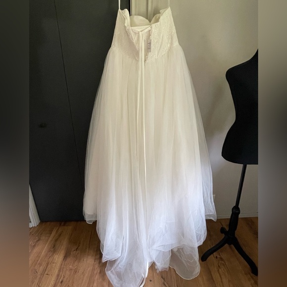 David's Bridal 22W Strapless Wedding Dress with Lace Corset Bodice STYLE# WG3633 - Picture 12 of 15